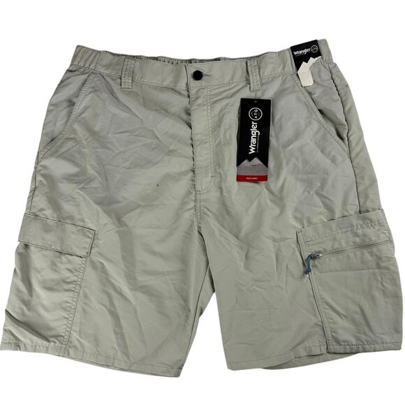 Wrangler ATG Peak Light Gray Nylon Shorts - Size 38 - Picture 1 of 9